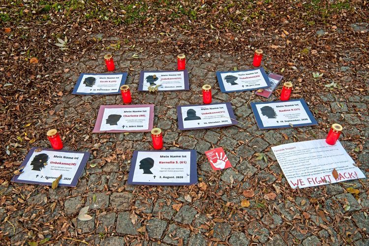 Kerzen und Texte sollen auf die vielen getöteten Frauen aufgrund von geschlechtsspezifischer Gewalt hinweisen.