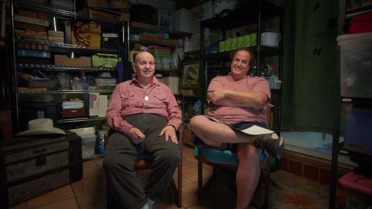 Ray Van Nostrand und sein Sohn Mike sitzten auf einem Stuhl.