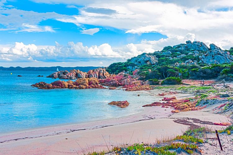 Ein rosaroter Strand auf Sardinien.