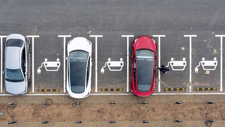E-Autos auf einem Parkplatz
