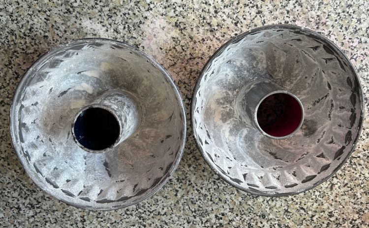 Ofen auf 180° vorheizen, zwei kleine Gugelhupfformen (oder 1 große) einfetten und mit Mehl bestäuben.