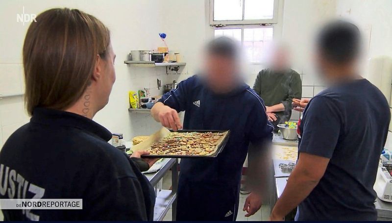 Kerzen, Kekse, Knast: Weihnachtsdoku im Gefängnis
