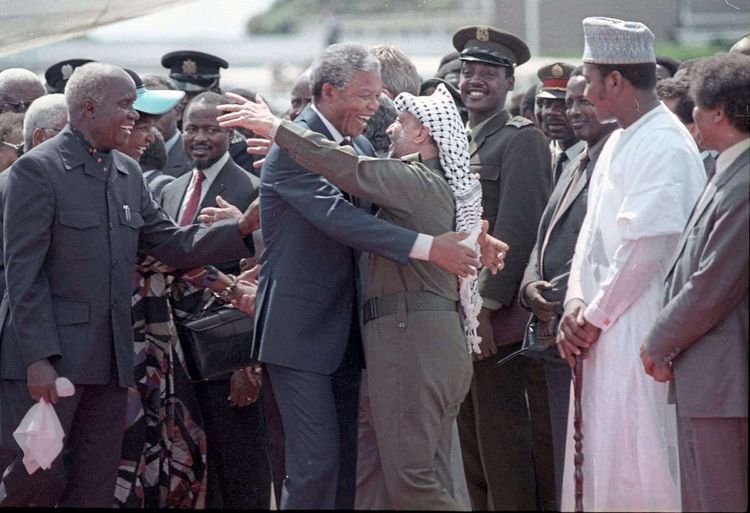27. Februar 1990: Nur 16 Tage nach seiner Freilassung trifft Nelson Mandela Palästinenserführer Yassir Arafat.