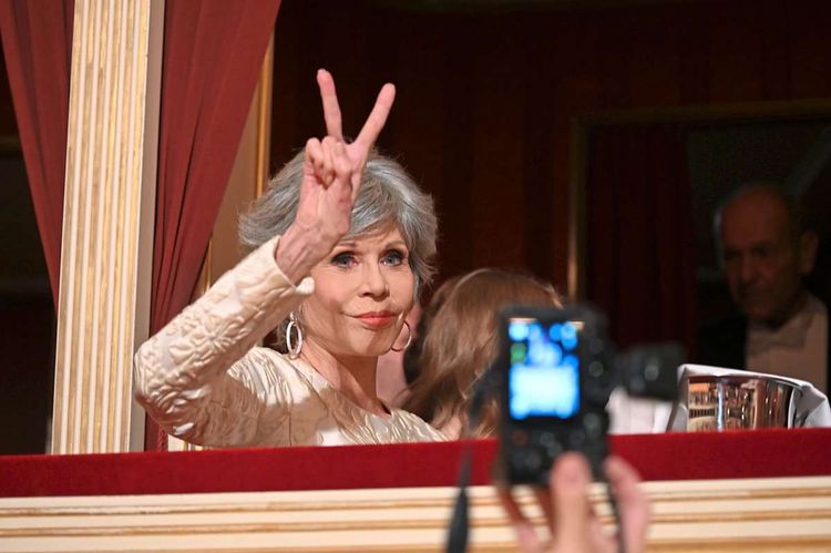 Jane Fonda zeigt in Richard Lugners Loge beim Opernball 2023 das Victory-Zeichen.