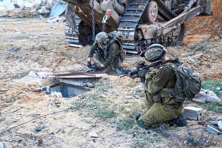 Israelische Soldaten inspizieren einen Tunneleingang im Gazastreifen.