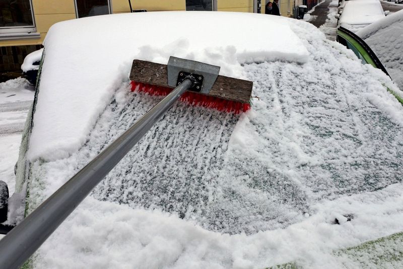 Auto warm laufen lassen, fahren mit Schnee am Dach – das kann teuer werden