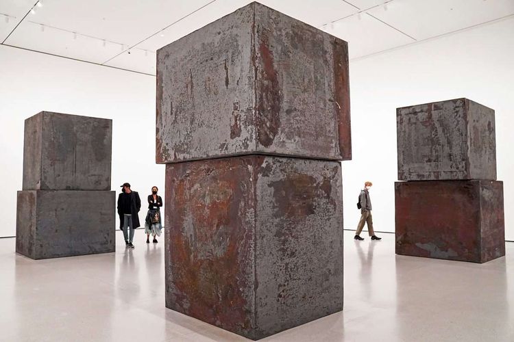 Gäste betrachten Richard Serras 